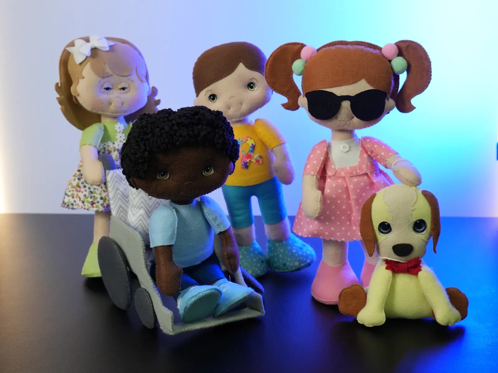 Os bonecos da Turminha da Rhema: Dom, Jhully, Nina, Theo e o cãozinho